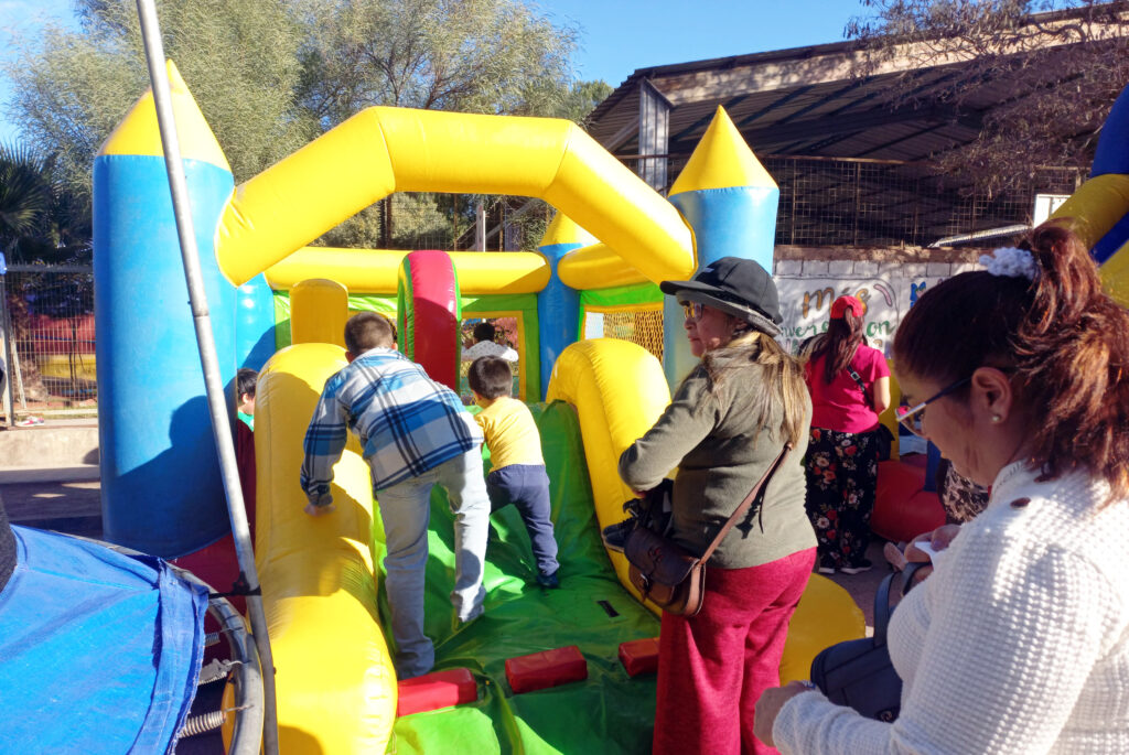 Hubo juegos inflables, actividades recreativas y música en vivo en la ceremonia.